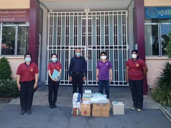 Giving items to the Thonburi Women Correctional Institution staff 01