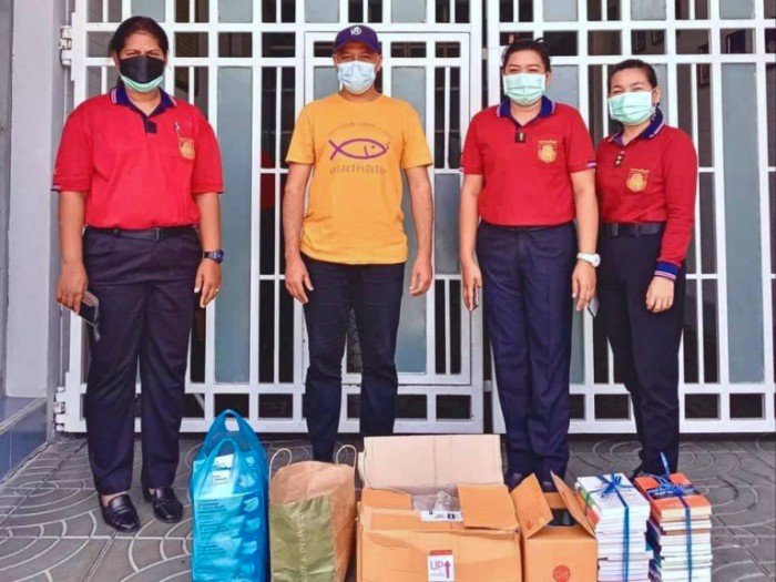 Giving items to the Thonburi Women Correctional Institution staff 02