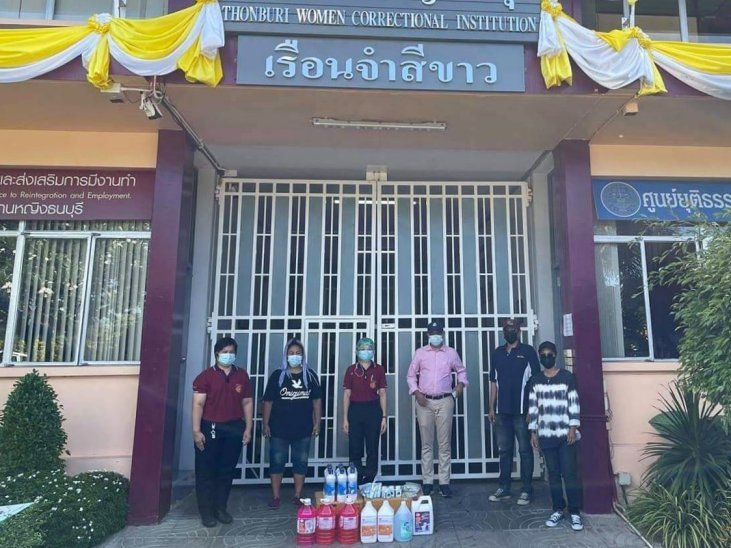 Giving items to the Thonburi Women Correctional Institution staff 03