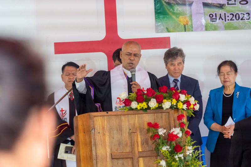 Ceremony to consecrate the Vision Thaiand Church Khunkhon to God 16